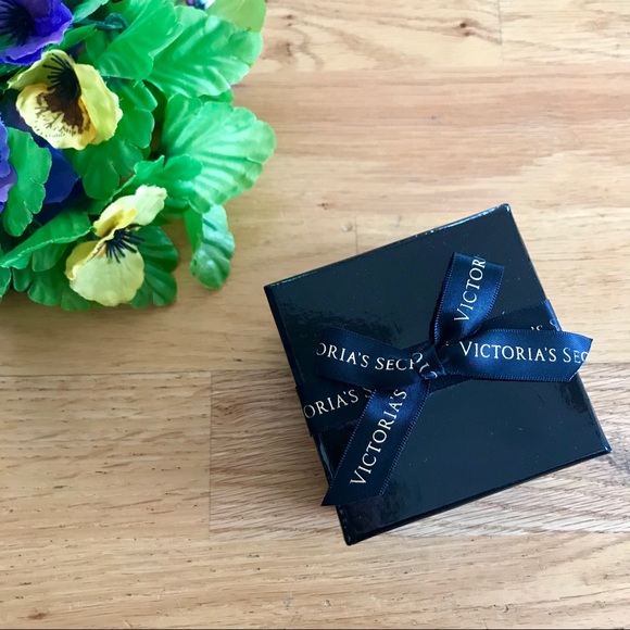 Victoria Secret - Picture 2 of 4